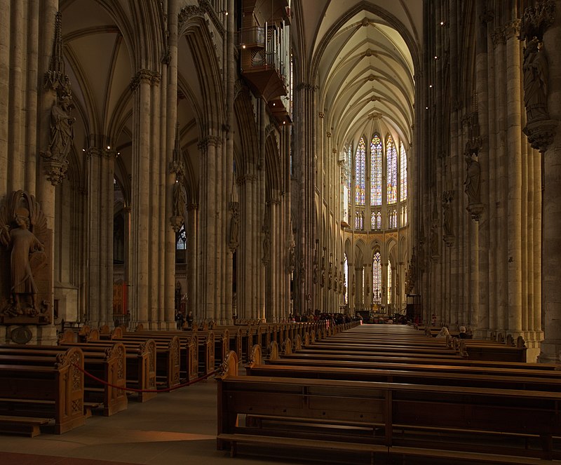 Photographie de l'intérieur de la cathédrale de Cologne (Allemagne).