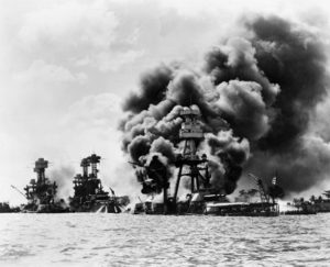 photographie de la flotte américaine lors de l'attaque de Pearl Harbor