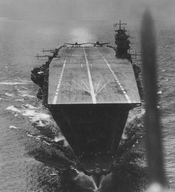 Photographie du porte-avions japonais Akagi, coulé lors de la bataille de Midw