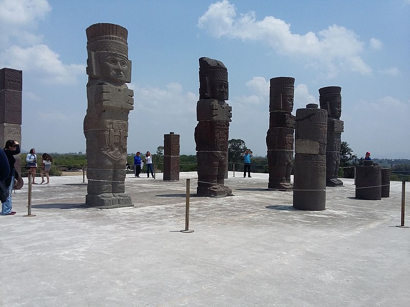 Photographie des colonnes toltèques