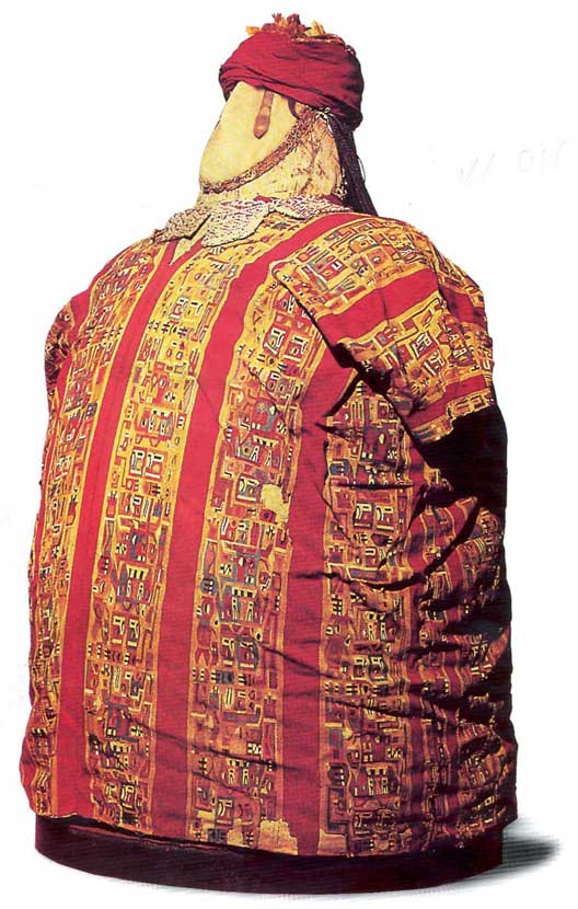 photographie d'un paquet funéraire avec une fausse tête en fibres textiles.