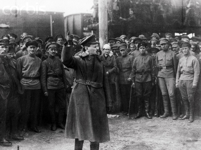 photo de Léon Trotsky haranguant la Garde Rouge