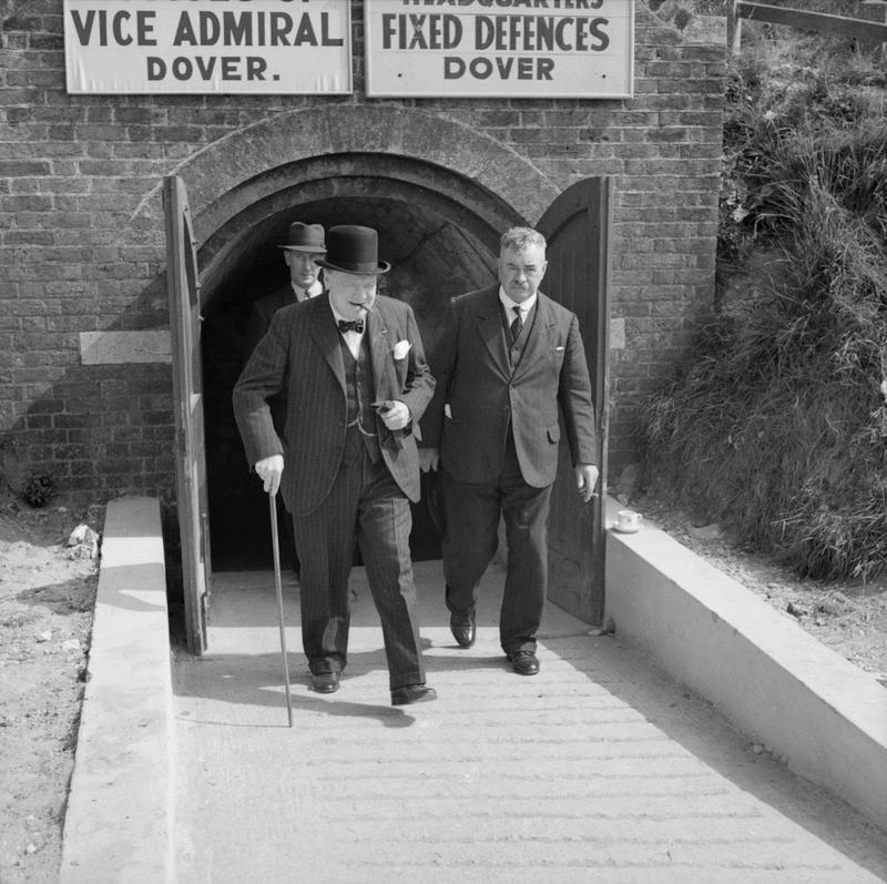 Photographie de la visite de Winston Churchill dans un établissement de la marine britannique
